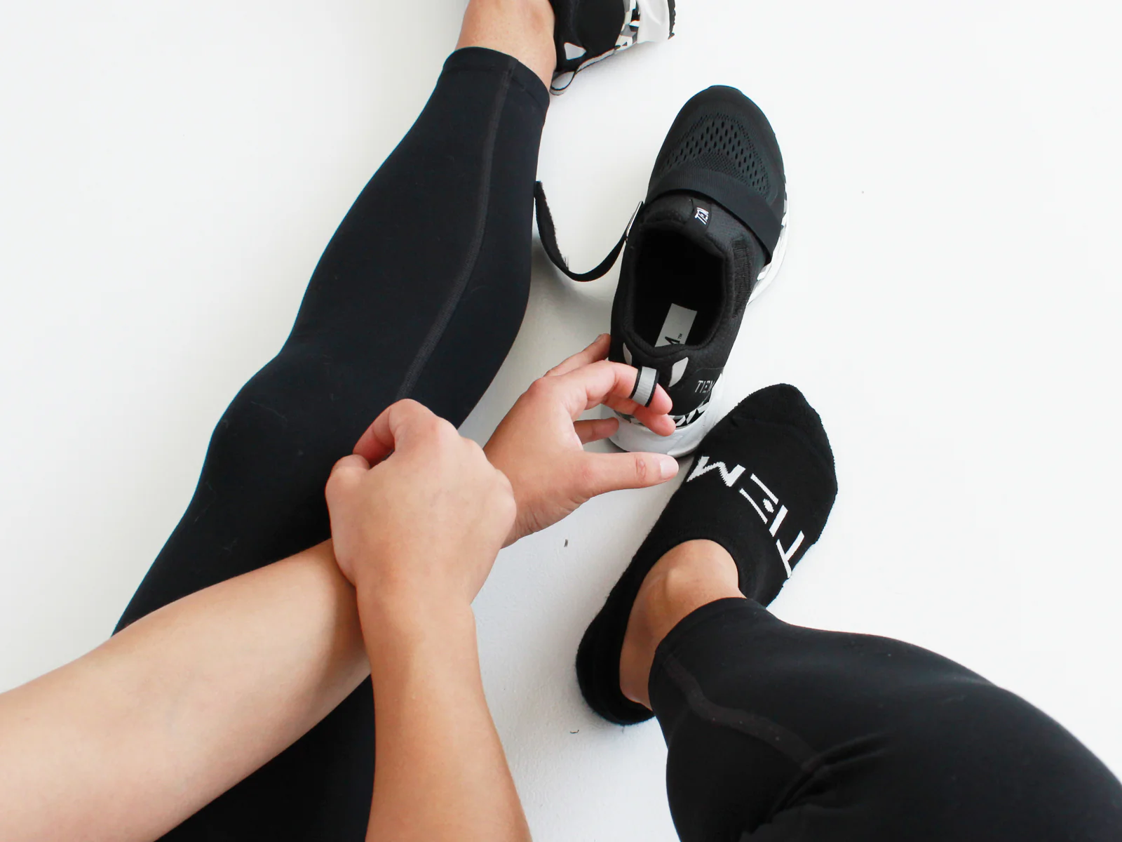 Low-cut Performance Wool Socks - Black/White - Image 5